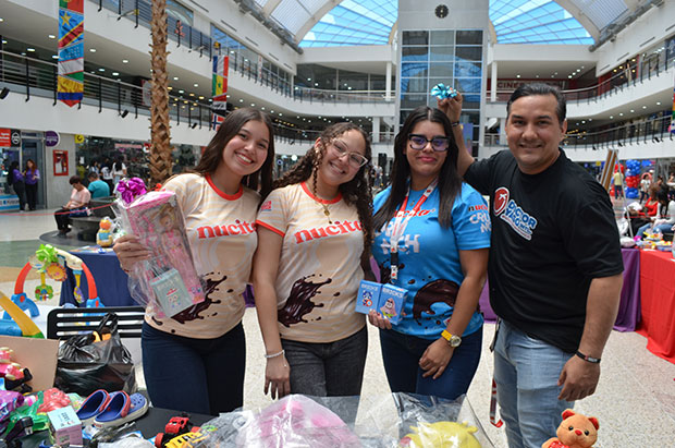 En el C.C. Las Américas unieron fuerzas para recaudar más de 1.500 juguetes para los niños afectados - Imagen 4
